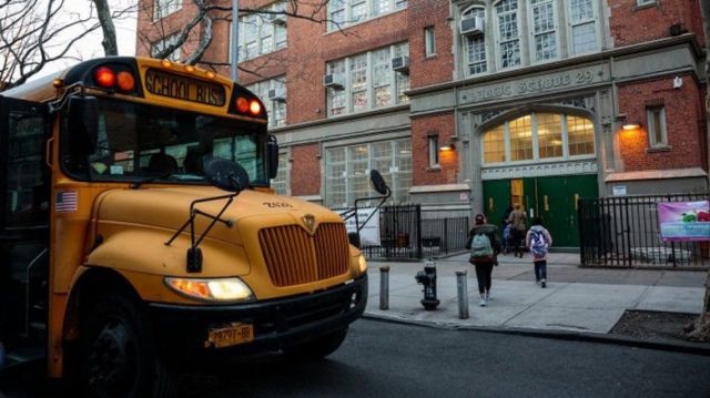 Debido a la pandemia Nueva York vuelve a cerrar escuelas.